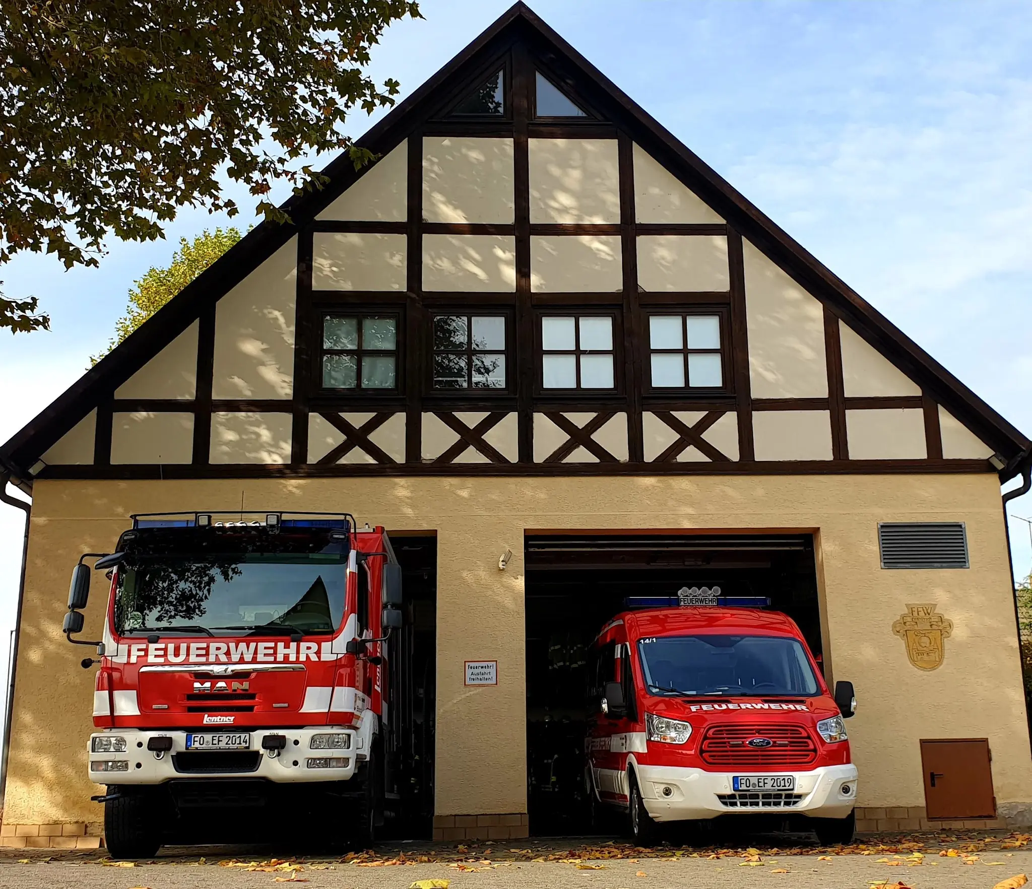 Gerätehaus der Feuerwehr Effeltrich mit Fahrzeugen HLF 42/1 und MTW 14/1